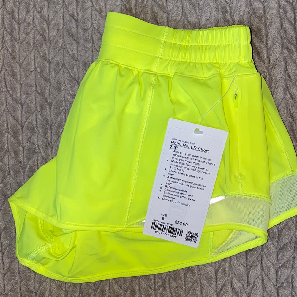 LULUEMON hotty hot LR short 2.5”